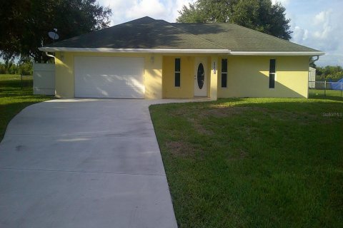 House in Okeechobee, Florida 2 bedrooms, 177.44 sq.m. № 1247762 - photo 1