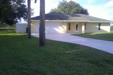 House in Okeechobee, Florida 2 bedrooms, 177.44 sq.m. № 1247762 - photo 3