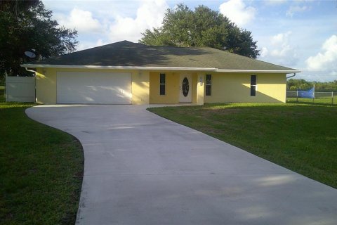 House in Okeechobee, Florida 2 bedrooms, 177.44 sq.m. № 1247762 - photo 2