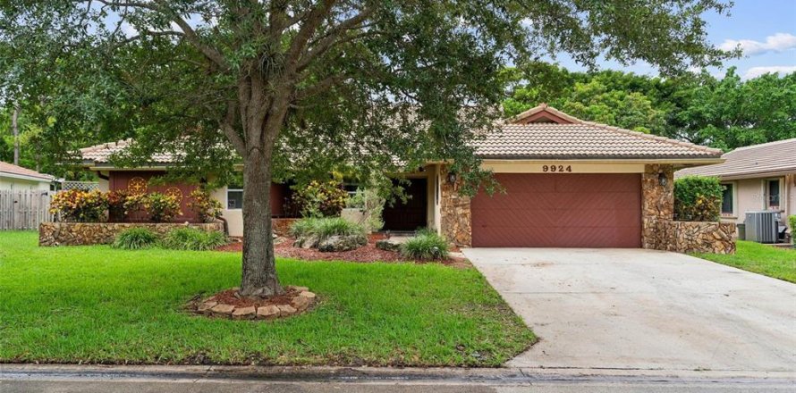 House in Coral Springs, Florida 4 bedrooms, 239.22 sq.m. № 1274870