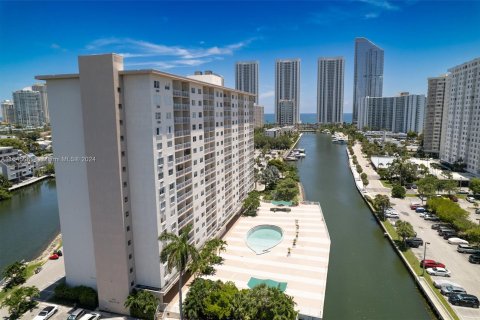 Condo in Sunny Isles Beach, Florida, 1 bedroom  № 1328857 - photo 17