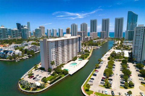 Condominio en venta en Sunny Isles Beach, Florida, 1 dormitorio, 65.5 m2 № 1328857 - foto 13