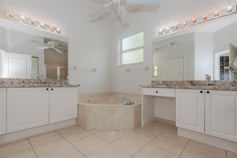 House in Miramar, Florida 4 bedrooms, 244.7 sq.m. № 1328778 - photo 18