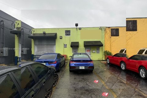 Propiedad comercial en venta en Hialeah, Florida № 1227208 - foto 1