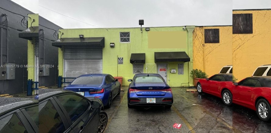 Commercial property in Hialeah, Florida № 1227208