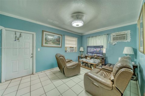 Casa en venta en Hialeah, Florida, 5 dormitorios, 162.86 m2 № 1404486 - foto 11