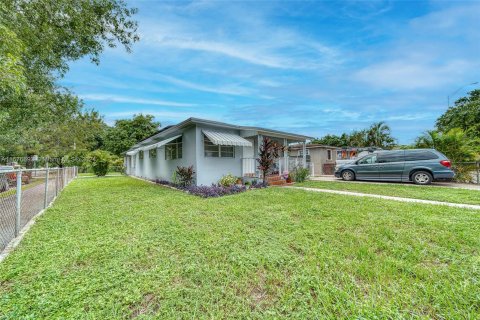 House in Hialeah, Florida 5 bedrooms, 162.86 sq.m. № 1404486 - photo 29