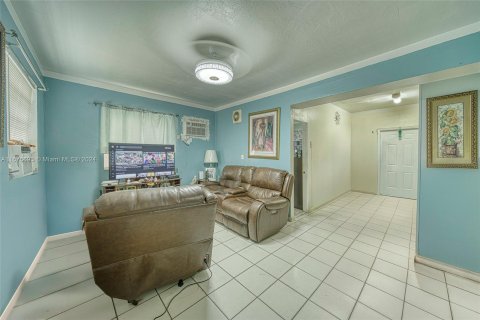 Casa en venta en Hialeah, Florida, 5 dormitorios, 162.86 m2 № 1404486 - foto 12