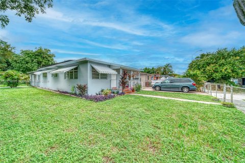 Casa en venta en Hialeah, Florida, 5 dormitorios, 162.86 m2 № 1404486 - foto 28