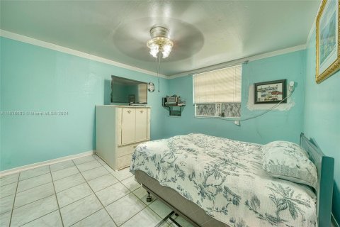 House in Hialeah, Florida 5 bedrooms, 162.86 sq.m. № 1404486 - photo 8