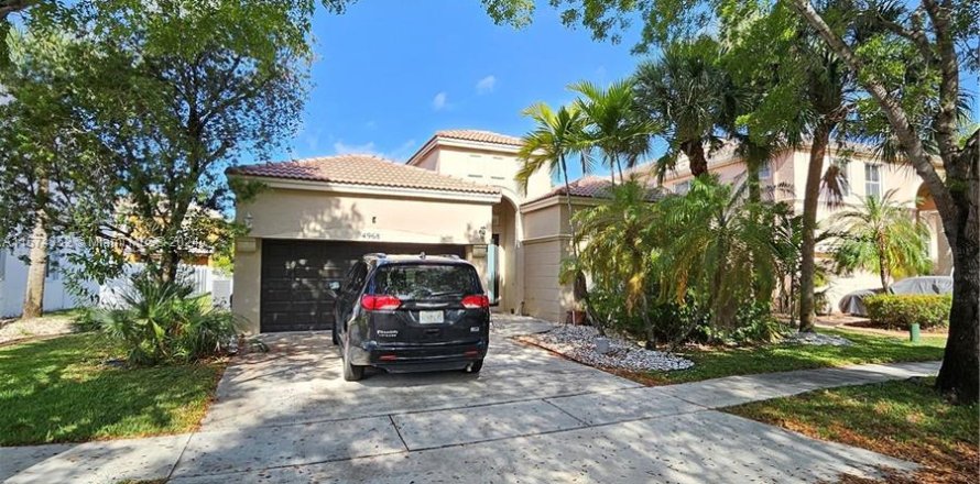 House in Miramar, Florida 4 bedrooms, 202.53 sq.m. № 1140529