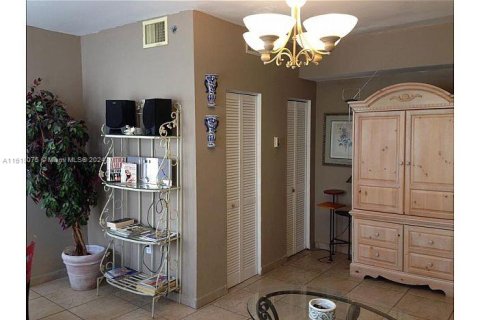 Condo in Miami Beach, Florida, 1 bedroom  № 1240245 - photo 10