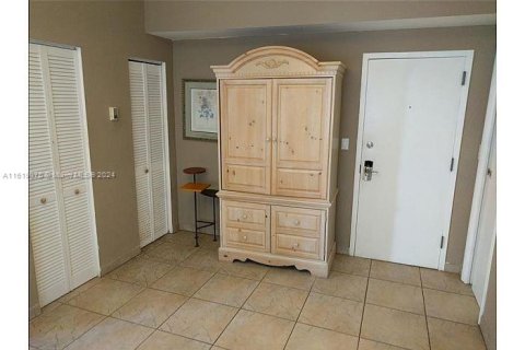 Condo in Miami Beach, Florida, 1 bedroom  № 1240245 - photo 5