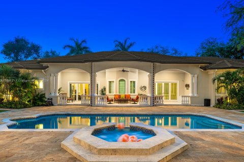 Villa ou maison à vendre à Pinecrest, Floride: 5 chambres, 449.46 m2 № 1097269 - photo 1