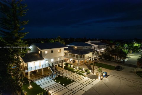 Casa en venta en Islamorada, Village of Islands, Florida, 3 dormitorios, 261.61 m2 № 981020 - foto 3
