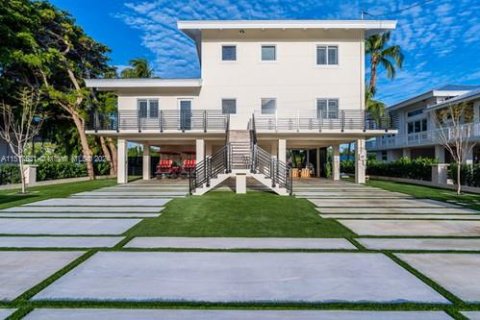 House in Islamorada, Village of Islands, Florida 3 bedrooms, 261.61 sq.m. № 981020 - photo 11