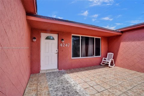 House in Lauderdale Lakes, Florida 3 bedrooms, 163.32 sq.m. № 1372410 - photo 5