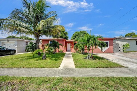 Villa ou maison à vendre à Lauderdale Lakes, Floride: 3 chambres, 163.32 m2 № 1372410 - photo 1