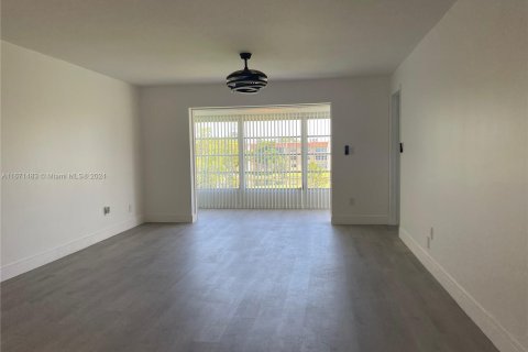 Condo in Sunrise, Florida, 2 bedrooms  № 1391876 - photo 8