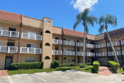 Condo in Sunrise, Florida, 2 bedrooms  № 1391876 - photo 1