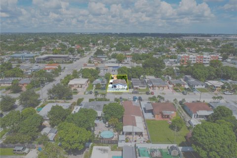 House in Hialeah, Florida 2 bedrooms, 89.37 sq.m. № 1391847 - photo 17