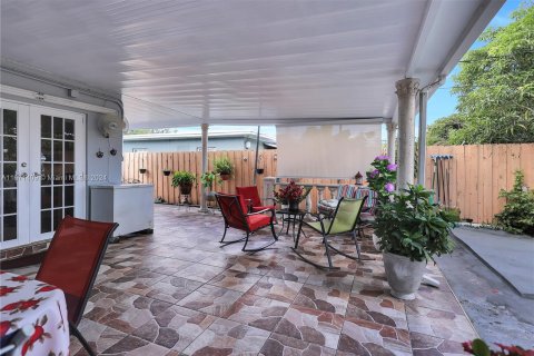 Casa en venta en Hialeah, Florida, 2 dormitorios, 89.37 m2 № 1391847 - foto 13