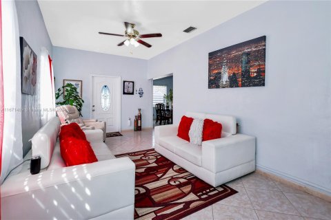 House in Hialeah, Florida 2 bedrooms, 89.37 sq.m. № 1391847 - photo 3