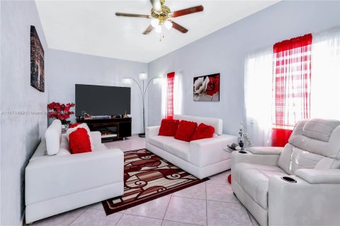 Casa en venta en Hialeah, Florida, 2 dormitorios, 89.37 m2 № 1391847 - foto 2