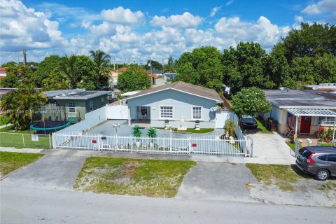 Casa en venta en Hialeah, Florida, 2 dormitorios, 89.37 m2 № 1391847 - foto 1