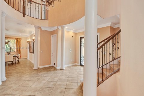 Villa ou maison à vendre à Cutler Bay, Floride: 5 chambres, 438.22 m2 № 724359 - photo 10