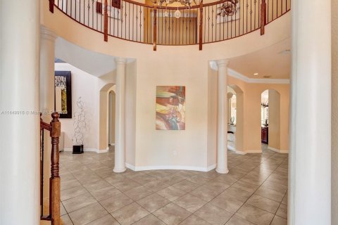 Villa ou maison à vendre à Cutler Bay, Floride: 5 chambres, 438.22 m2 № 724359 - photo 9
