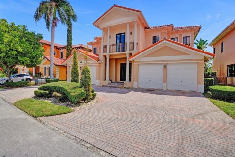 Casa en venta en Cutler Bay, Florida, 5 dormitorios, 438.22 m2 № 724359 - foto 2