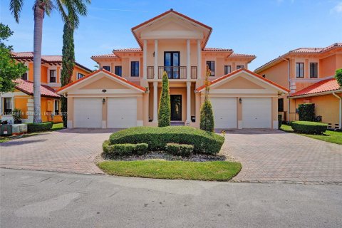 Casa en venta en Cutler Bay, Florida, 5 dormitorios, 438.22 m2 № 724359 - foto 1