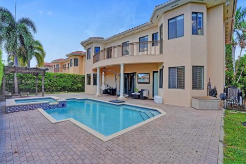 Villa ou maison à vendre à Cutler Bay, Floride: 5 chambres, 438.22 m2 № 724359 - photo 4
