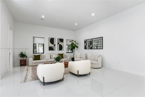 House in Doral, Florida 4 bedrooms, 342.25 sq.m. № 1145758 - photo 18