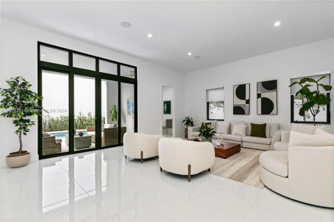 House in Doral, Florida 4 bedrooms, 342.25 sq.m. № 1145758 - photo 17