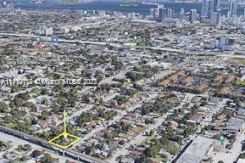 Terrain à vendre à Miami, Floride № 615824 - photo 1