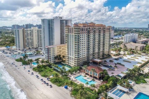 Condominio en alquiler en Hallandale Beach, Florida, 3 dormitorios, 143.07 m2 № 935096 - foto 1