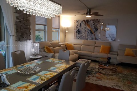 Condominio en alquiler en Hallandale Beach, Florida, 3 dormitorios, 143.07 m2 № 935096 - foto 18