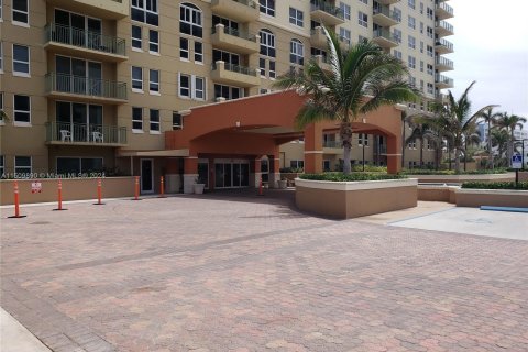 Condominio en alquiler en Hallandale Beach, Florida, 3 dormitorios, 143.07 m2 № 935096 - foto 2