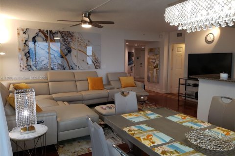 Condominio en alquiler en Hallandale Beach, Florida, 3 dormitorios, 143.07 m2 № 935096 - foto 15