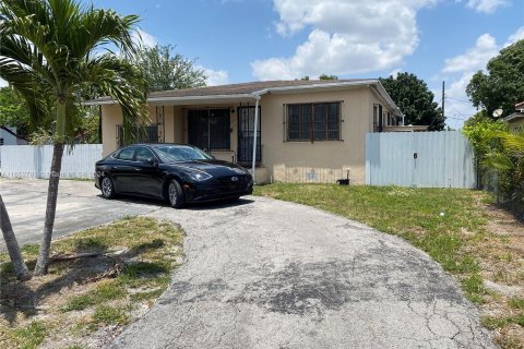 House in Miami, Florida 2 bedrooms, 207.36 sq.m. № 1348034 - photo 1