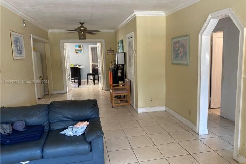 House in Miami, Florida 2 bedrooms, 207.36 sq.m. № 1348034 - photo 22