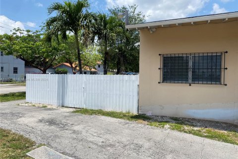 House in Miami, Florida 2 bedrooms, 207.36 sq.m. № 1348034 - photo 2