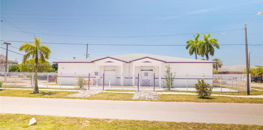 Commercial property in Opa-locka, Florida № 1162166