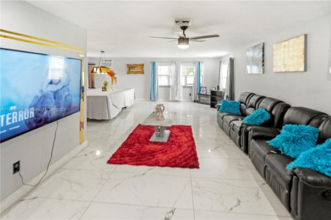 House in Miami, Florida 3 bedrooms, 219.81 sq.m. № 1402574 - photo 18