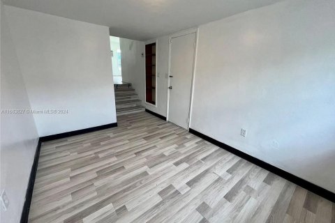 House in Miami, Florida 3 bedrooms, 219.81 sq.m. № 1402574 - photo 27