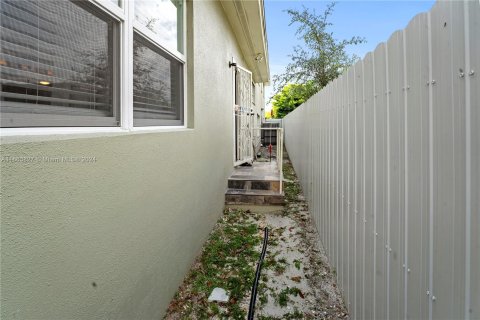 House in Miami, Florida 3 bedrooms, 219.81 sq.m. № 1402574 - photo 5