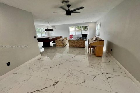 House in Miami, Florida 3 bedrooms, 219.81 sq.m. № 1402574 - photo 17