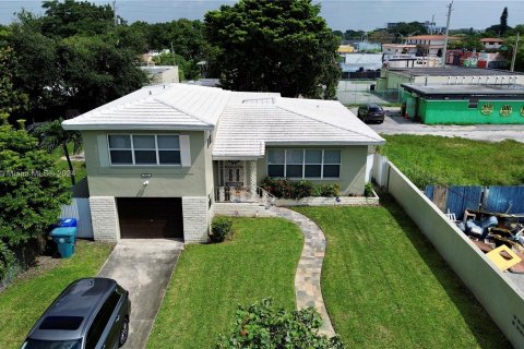 House in Miami, Florida 3 bedrooms, 219.81 sq.m. № 1402574 - photo 2